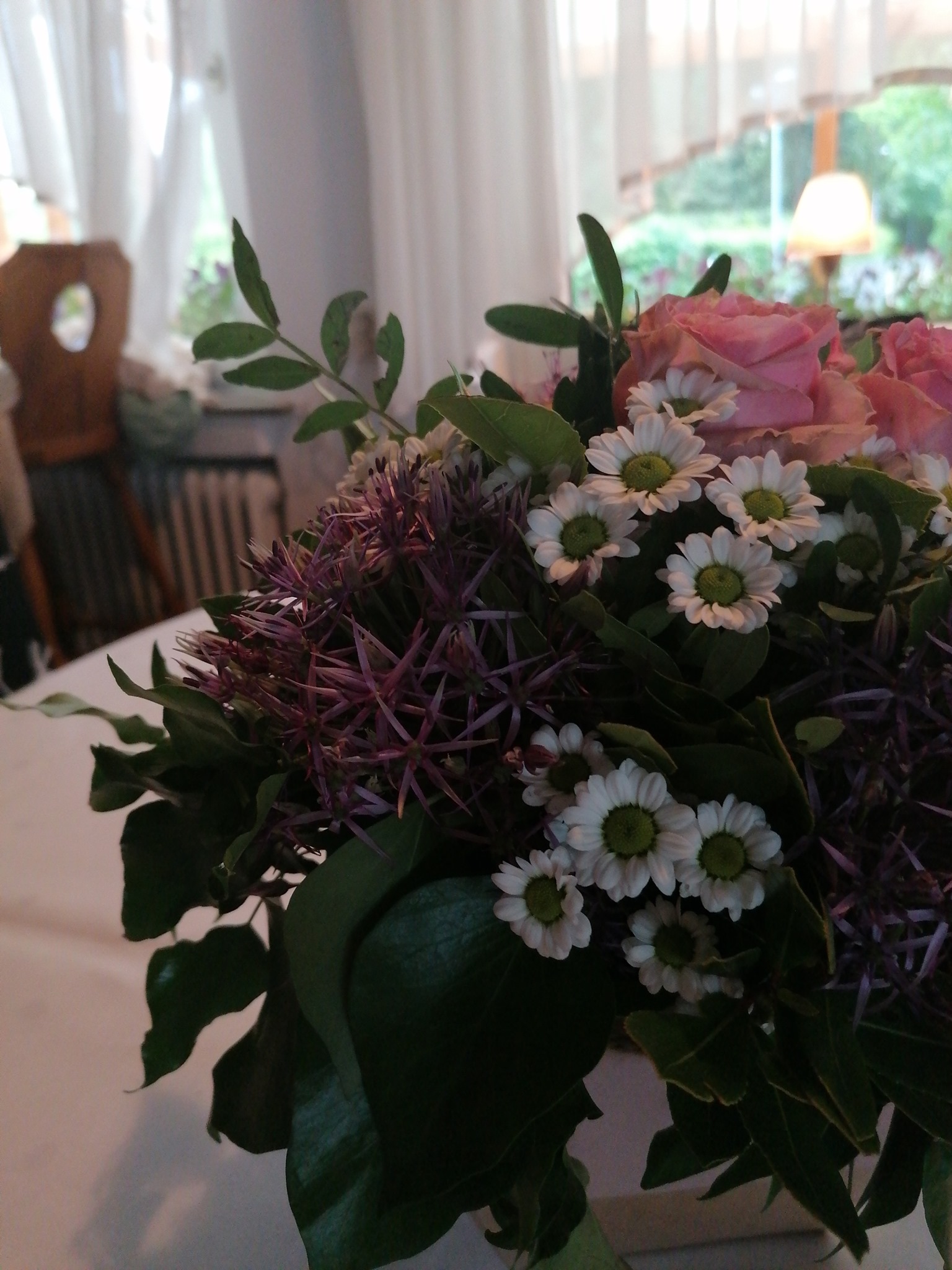 Frischer Blumenstrauß als Tischdekoration