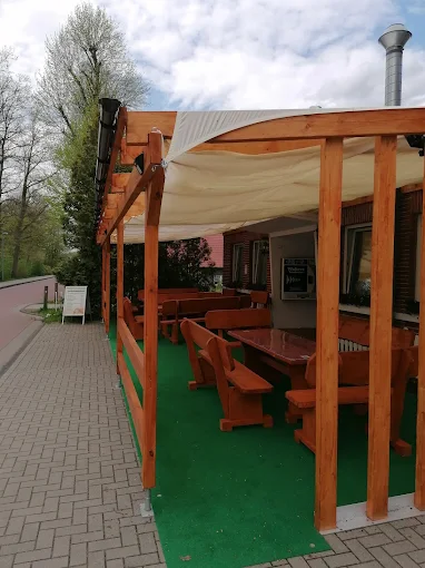 Holzpergola der Außenterrasse